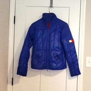 ❄️Tommy Hilfiger youth puffer coat in blue and red size small.